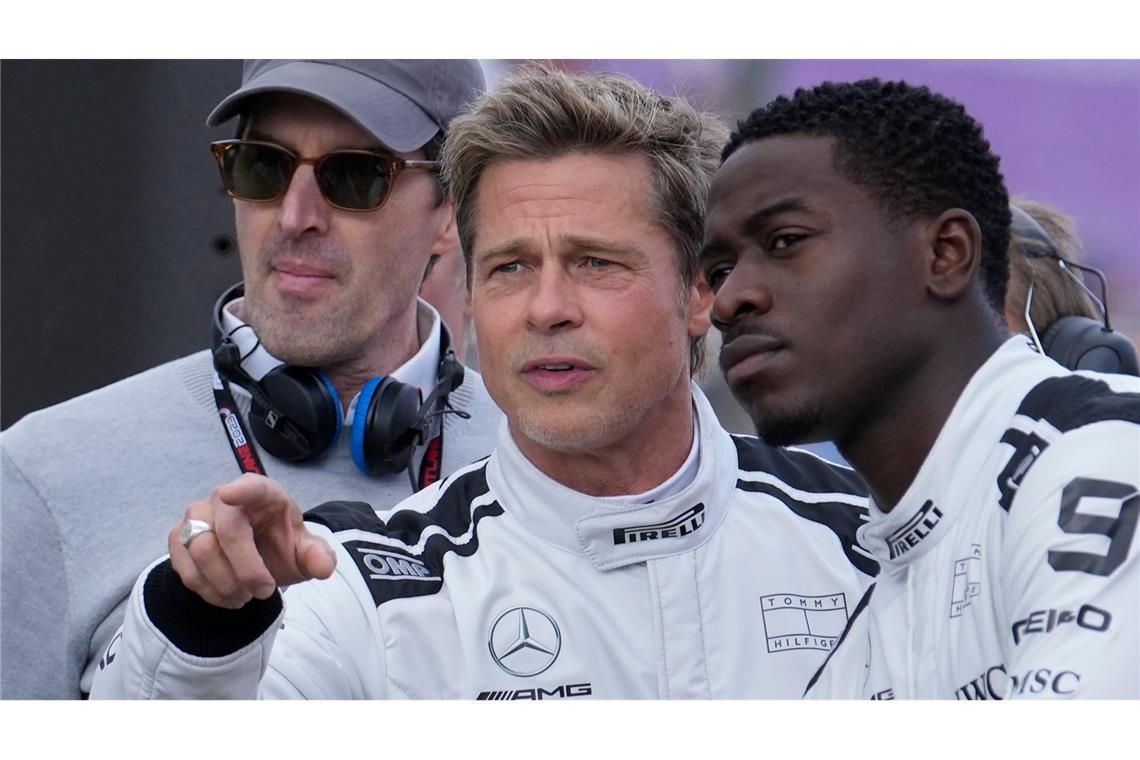 Streamingstart für "F1" mit Brad Pitt steht fest Bild von den Dreharbeiten im Sommer 2023 in Silverstone: Brad Pitt (Mitte) spricht mit Schauspielkollege Damson Idris (rechts). (Archivbild)