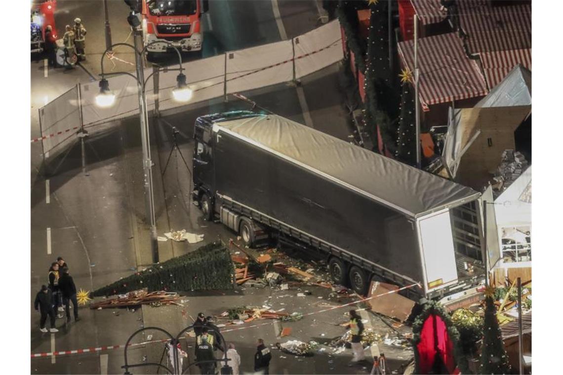 Bilder der Zerstörung nach dem Amri-Attentat auf dem Berliner Weihnachtsmarkt am Breitscheidplatz. Foto: Michael Kappeler/dpa