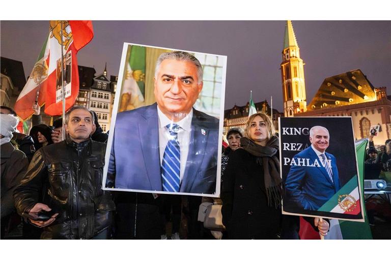 Bilder des Schah-Sohns werden auf Demonstrationen in Deutschland gezeigt.