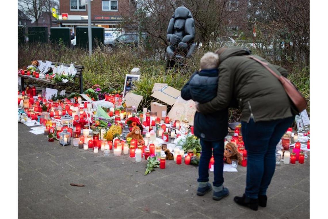 Bilder, Plüschtiere und Kerzen erinnern vor dem Krefelder Zoo an die toten Tiere. Foto: Marcel Kusch/dpa