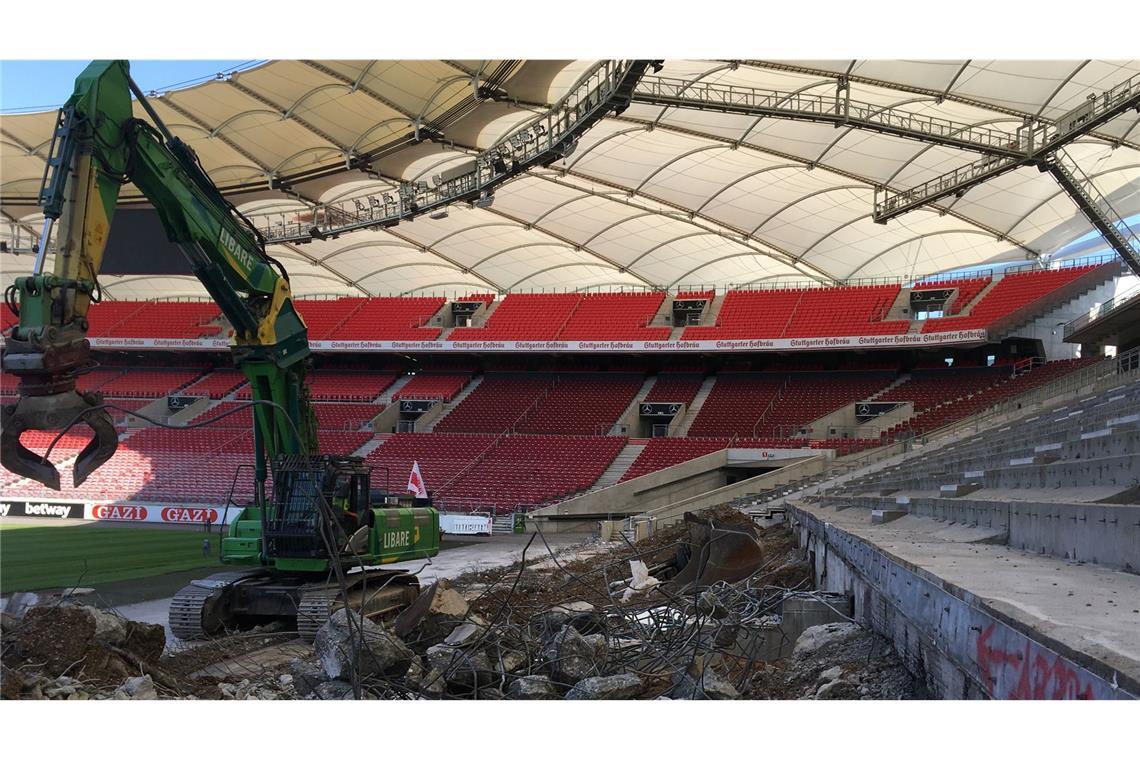 Langlebig und ressourcensparend – diese Stuttgarter Architektur schont die Umwelt Bilder vom Weiterbau der über 50 Jahre alten Haupt-Tribüne der MHP Arena in Bad Cannstatt durch asp Architekten. Teile des abgebrochenen Betons wurden aufgearbeitet und an anderer Stelle im Stadion wieder eingebaut. Im Falle der Haupttribüne ist es den asp Architekten gelungen, nahezu 100 Prozent des abgebrochenen Betons wieder im Stadion zu verbauen.