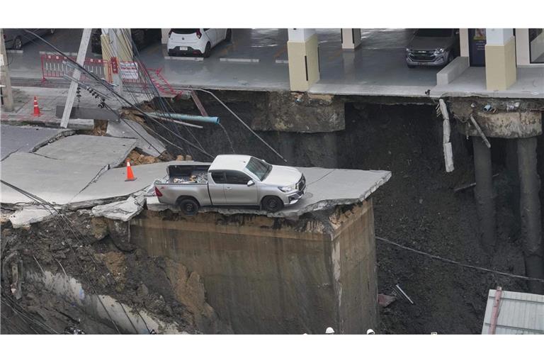 Bilder von dem spektakulären Erdloch gingen schnell viral.