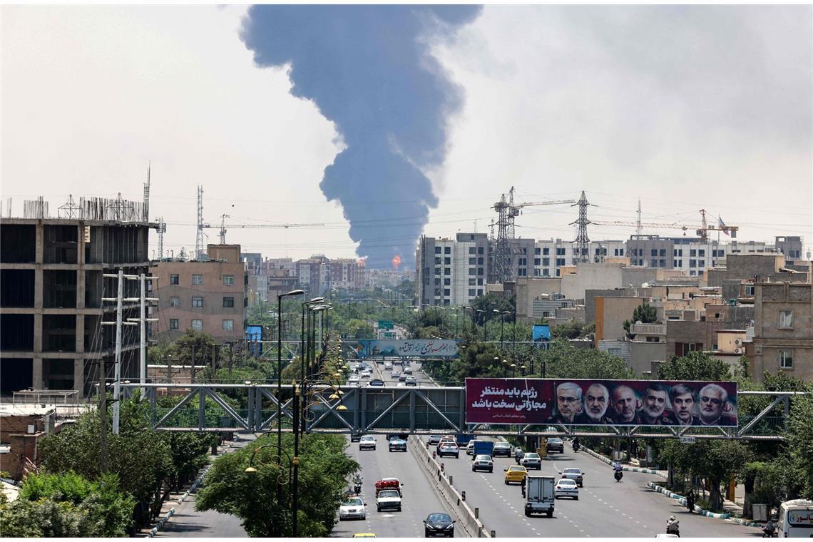 Netanjahu warnt Einwohner der Stadt Gaza: „verschwinden Sie" Bilder von iranischen Generälen und Atomwissenschaftler, die beim israelischen Angriff am 13. Juni getötet wurden, hängen über einer Straße (Archivbild).