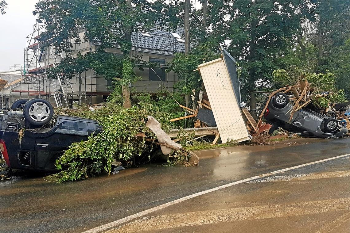 „Wir hoffen, den Damm halten zu können“ Bilder wie dieses aus dem Landkreis Ahrweiler lassen erahnen, welche Gewalt das Hochwasser dort entwickelt hat. Foto: DRK Sulzbach an der Murr