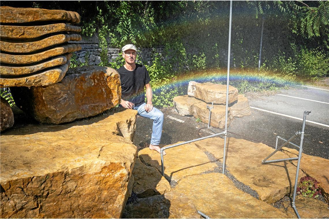 Abschied vom Brockengespenst hinterm Technikforum Bildhauer Norbert Kempf baut die Steinskulptur derzeit ab. Foto: Alexander Becher