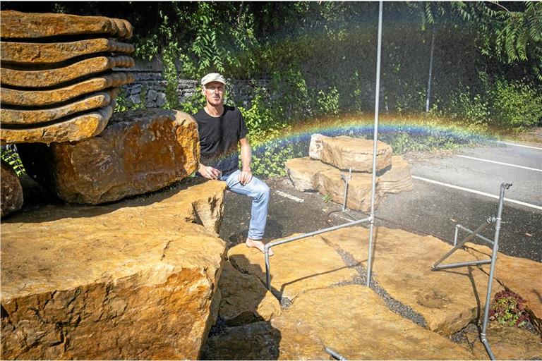Bildhauer Norbert Kempf baut die Steinskulptur derzeit ab. Foto: Alexander Becher