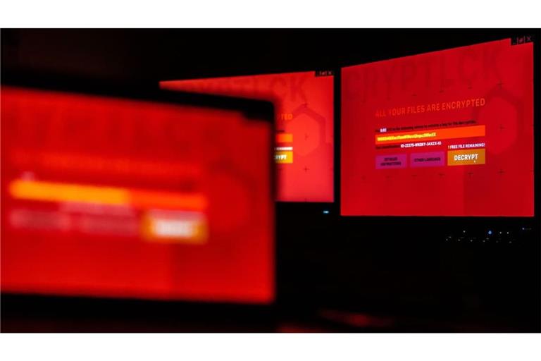 Bildschirme zeigen einen Computer, der mit einem fiktiven Verschlüsselungstrojaner befallen ist. In der Vergangenheit hat Ransomware ganze Firmen, aber auch Behörden und andere staatliche Einrichtungen lahmgelegt.