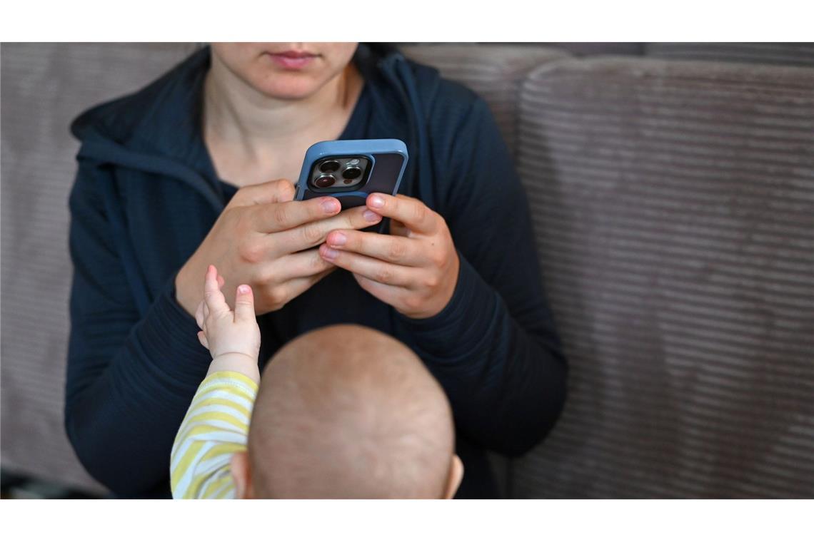 Bildschirme ziehen auch Babys oft magisch an - aber die Familienministerin warnt. (Symbolbild)