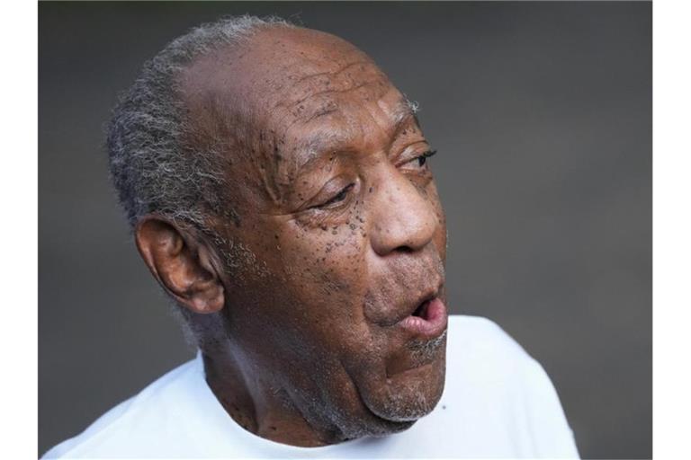 Bill Cosby vor seinem Haus in Elkins Park. Rund ein halbes Jahr nach der überraschenden Freilassung des 84-jährigen US-Schauspielers will die zuständige Staatsanwaltschaft die Entscheidung anfechten. Foto: Matt Slocum/AP/dpa