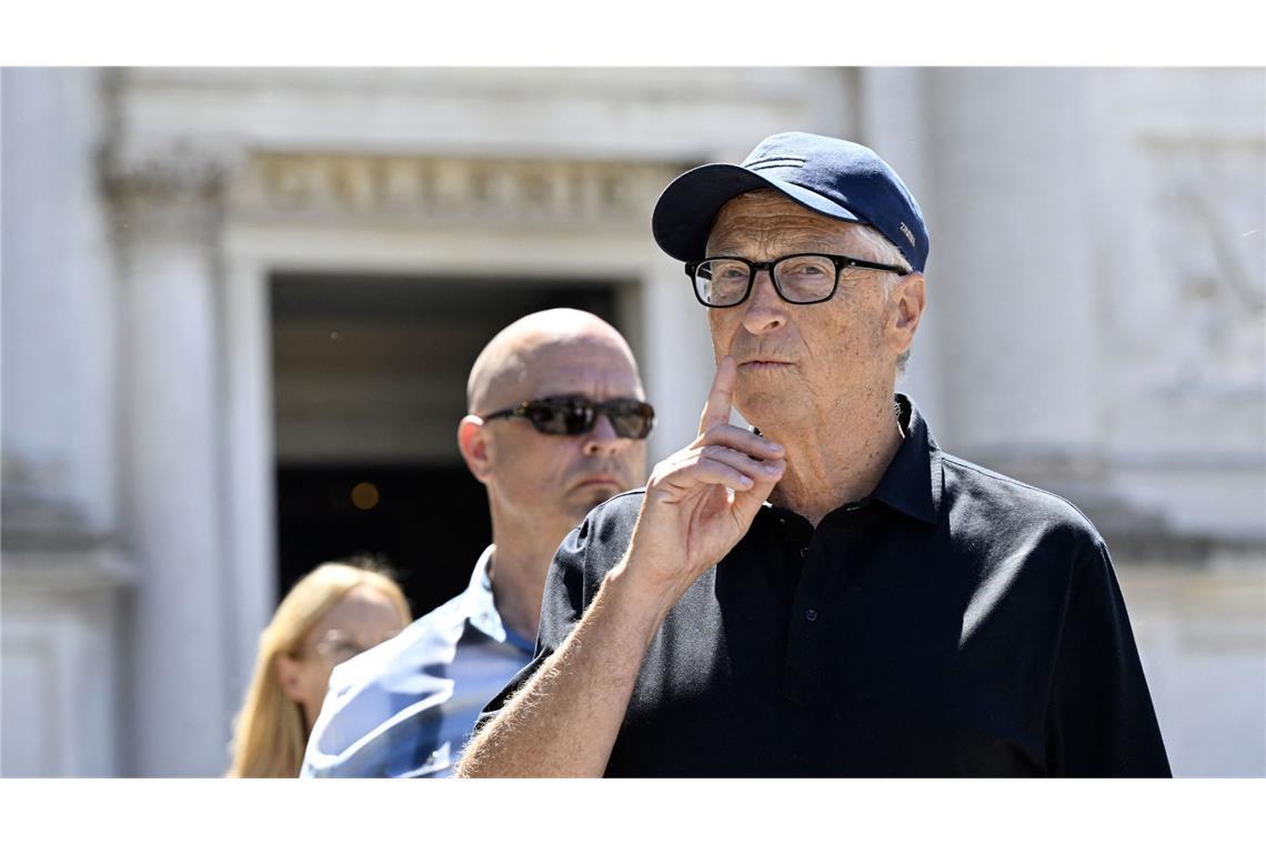Bill Gates steht für einen Museumsbesuch Schlange Bill Gates besuchte am Rande der Bezos-Hochzeit ein Museum in Venedig.