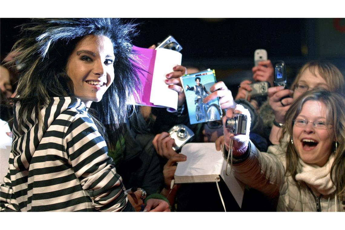 Bill Kaulitz 2007 in Berlin mit begeisterten Fans.