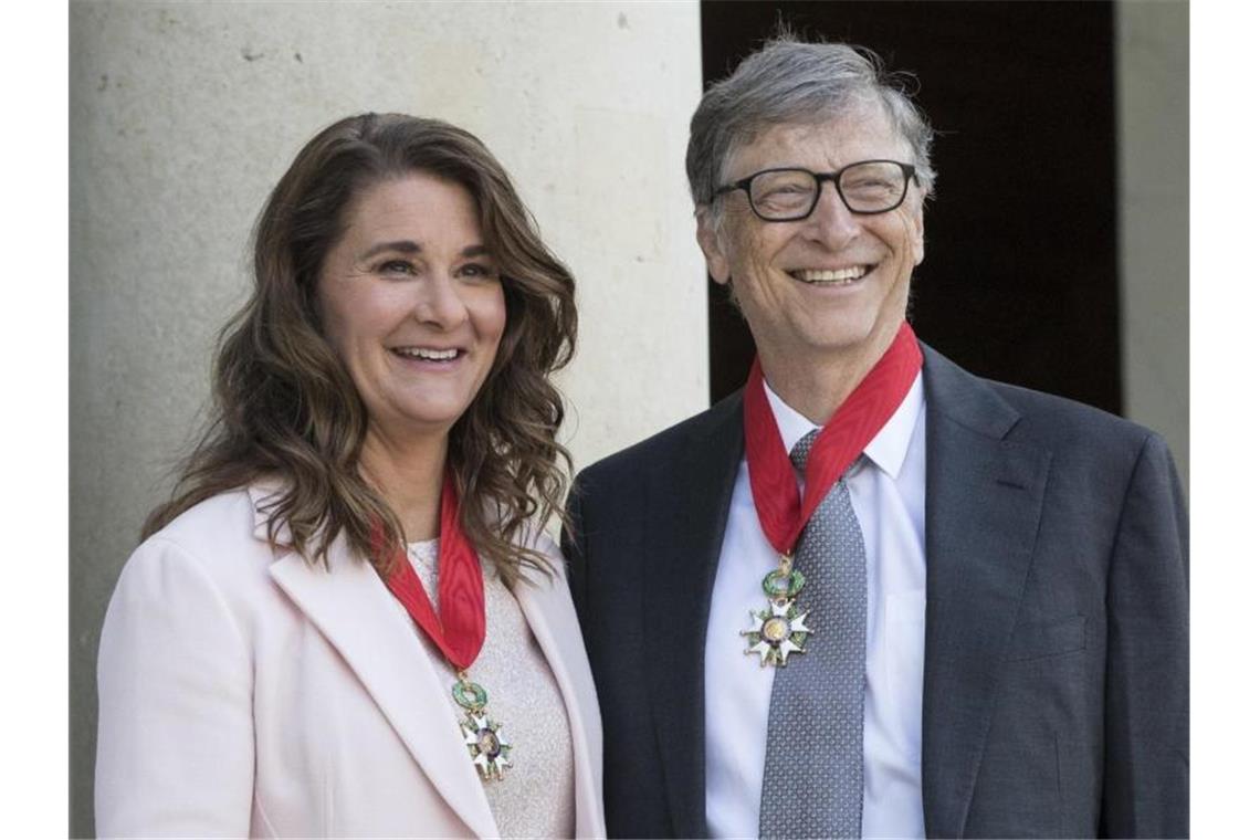 Bill und Melinda Gates 2017 im Elysee-Palast, nachdem sie mit dem Verdienstorden der Ehrenlegion ausgezeichnet wurden. Foto: Kamil Zihnioglu/AP POOL/dpa