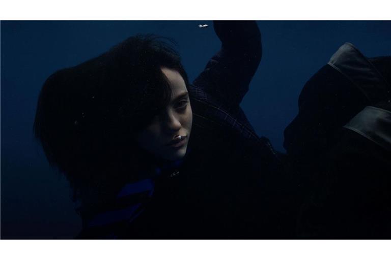 Billie Eilish allein unter Wasser.