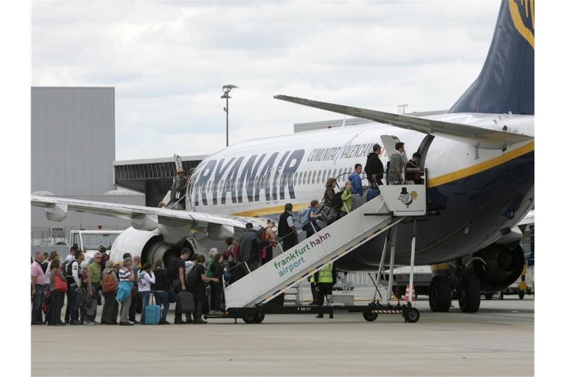 Soll Fliegen teurer werden? Viel Kritik an Schulze-Vorstoß Billiger als Zugfahren: Passagiere steigen in ein Flugzeug der irischen Low-Cost-Airline Ryanair. Foto: Fredrik von Erichsen