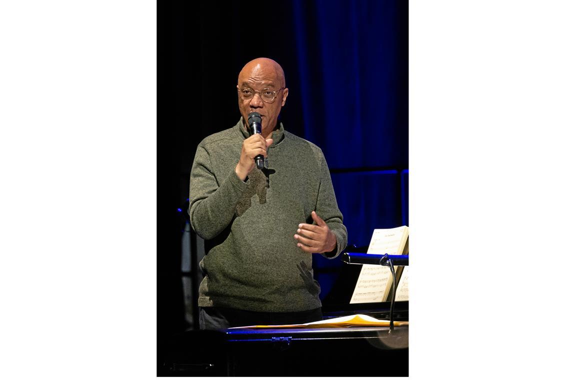Weltstars des Jazz treten im Backnanger Bürgerhaus auf Billy Childs erzählt in seinen Moderationen Wissenswertes zu den Stücken.