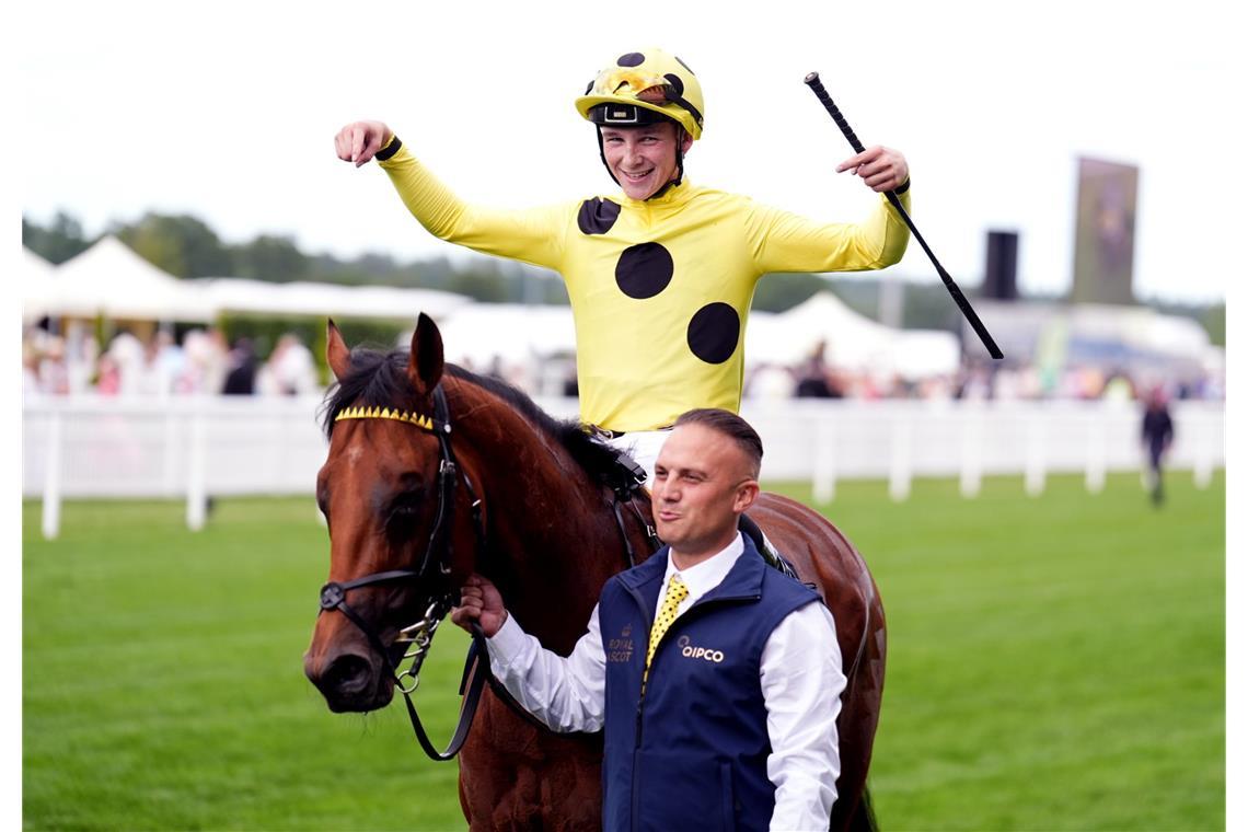 Billy Loughnane auf dem Rücken von «Bow Echo» nach dem Sieg bei den St James’s Palace Stakes am ersten Tag des Royal Ascot auf der Pferderennbahn von Ascot in Berkshire.