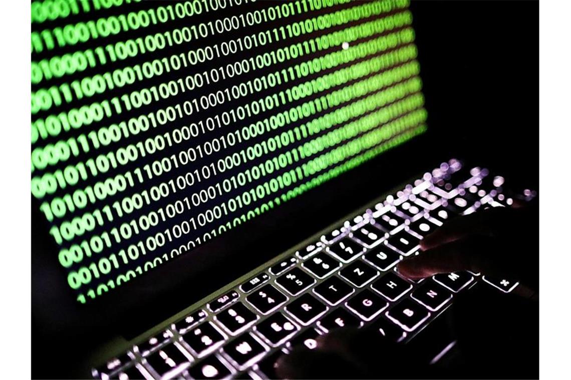 Teenager träumen eher von traditionellen Jobs Binärcode auf dem Bildschirm eines Laptops: IT-Experte ist ein Wunschberuf der männlichen Schüler. Foto: Oliver Berg/dpa/Archiv