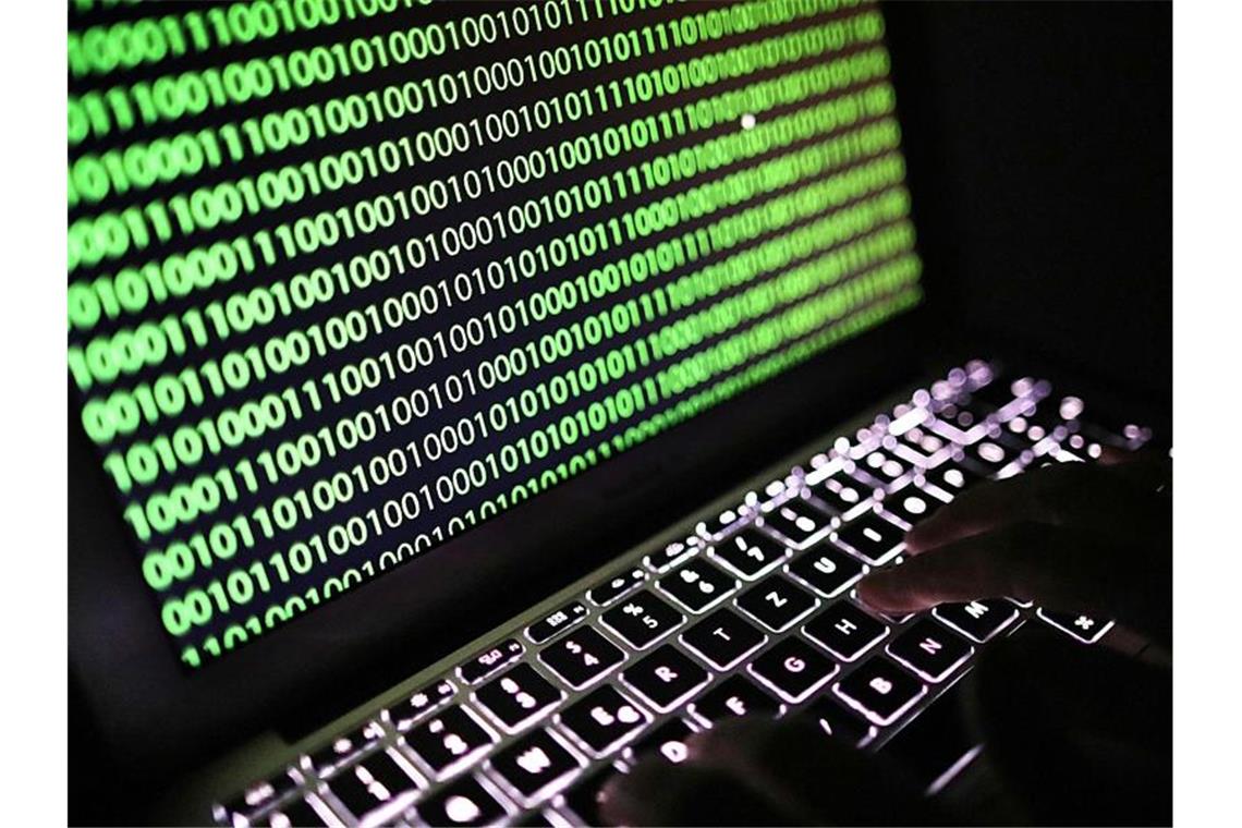 Binärcode auf einem Laptop. Amerikanische Regierungseinrichtungen werden seit Monaten von Hackern angegriffen. Foto: Oliver Berg/dpa