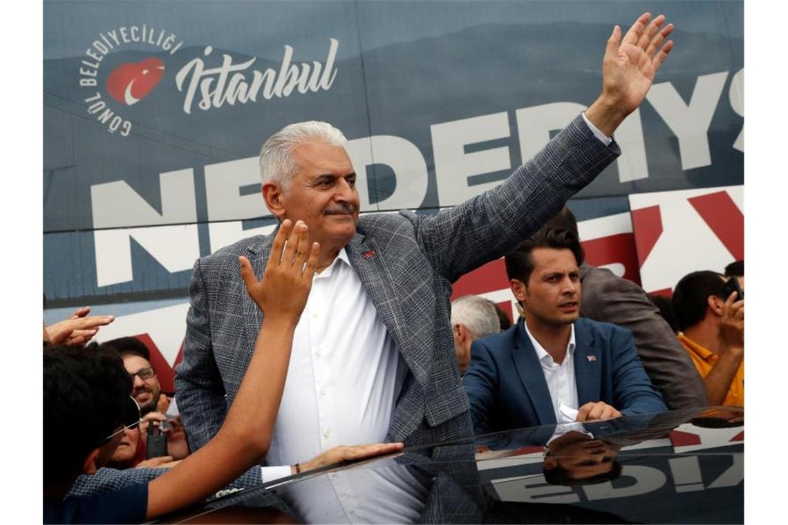 Istanbul-Wahl wird zur krachende Ohrfeigen für Erdogan Binali Yildirim, Bürgermeisterkandidat der Regierungspartei AKP, winkt seinen Anhängern bei einer Kundgebung in Istanbul zu. Foto: Lefteris Pitarakis/AP