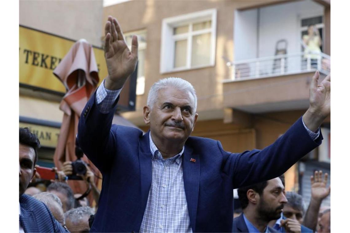 TV-Duell vor Wiederholung von Bürgermeisterwahl in Istanbul Binali Yildirim, Ex-Ministerpräsident und Bürgermeisterkandidat für Istanbul von der islamisch-konservativen Regierungspartei AKP. Foto: Burhan Ozbilici/AP