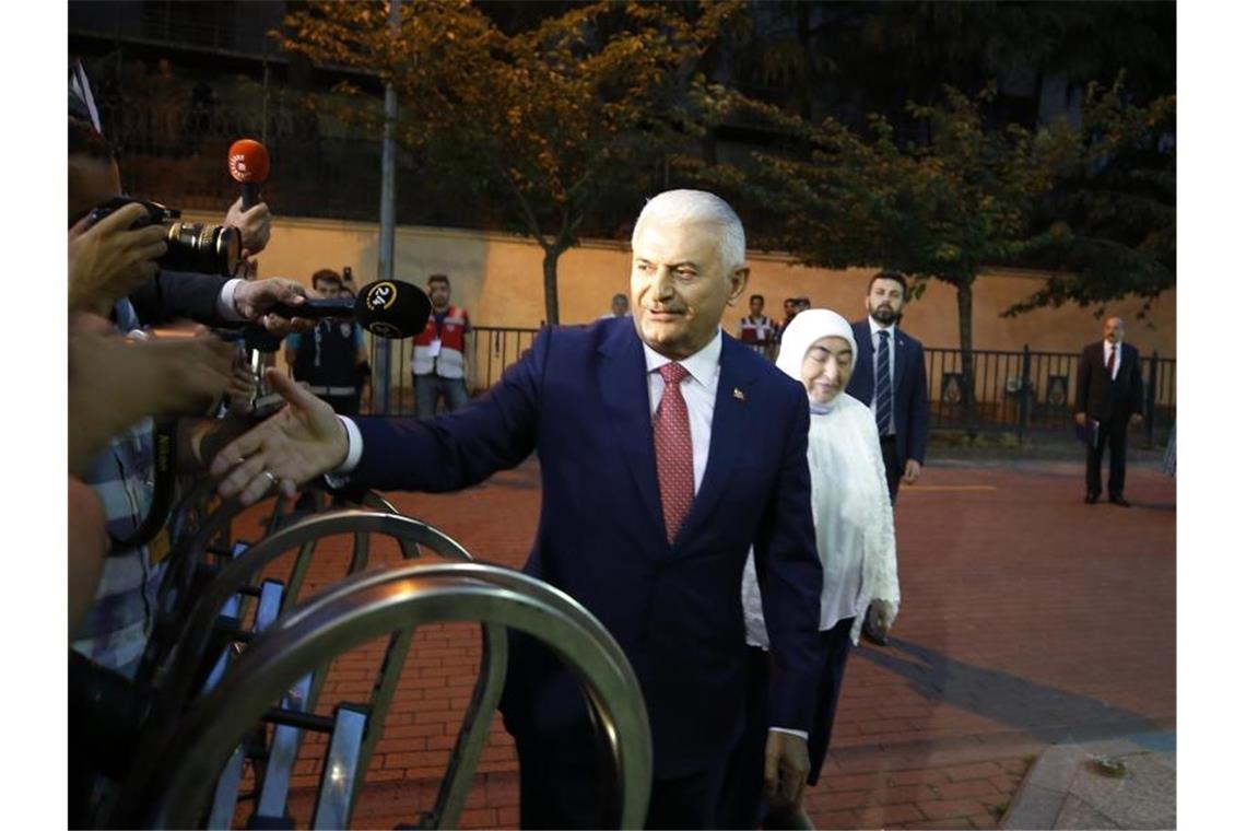 Wahl nach der Wahl - Kampf ums Istanbuler Bürgermeisteramt Binali Yildirim (M), Mitglied der AKP (Partei für Gerechtigkeit und Entwicklung), kommt zur Fernsehdebatte mit Bürgermeisterkandidat Imamoglu. Foto: Emrah Gurel/AP