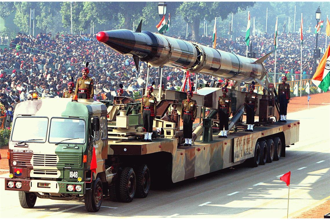 <b>Indien: </b>164 atomare Sprengköpfe in Reserve. Eine Agni-II-Rakete während einer Parade im Jahre 2004.