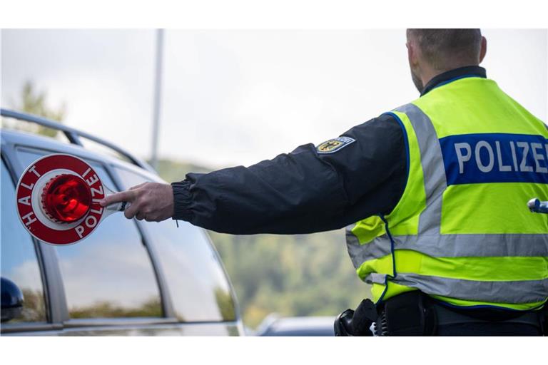 Binnengrenzkontrollen sind im Schengen-Raum eigentlich nicht vorgesehen. Bundesinnenminister Alexander Dobringt (CSU) will daran nach eigener Aussage aber vorerst festhalten. (Archivfoto)