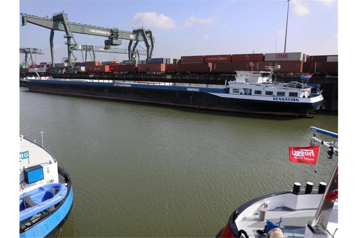 Binnenschiffe im Hafen in Niehl. Der Güterumschlag in den nordrhein-westfälischen Binnenhäfen ist im Corona-Jahr 2020 deutlich gesunken. Foto: Oliver Berg/dpa