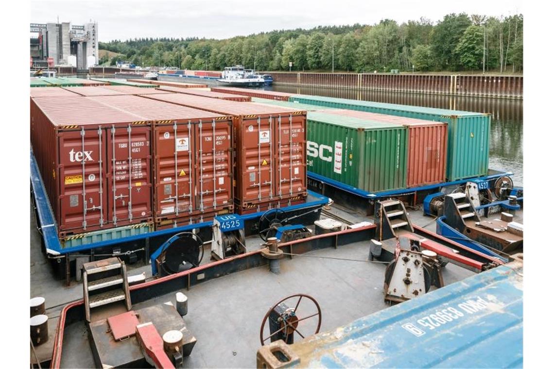 Güterumschlag im Binnenschiffsverkehr geht zurück Binnenschiffe stehen in einem Kanal. Foto: Markus Scholz/dpa/Archivbild