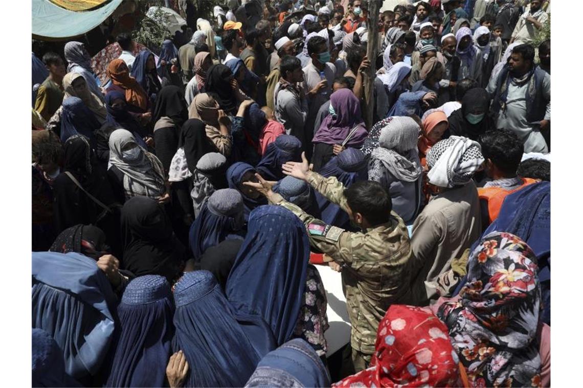EU-Botschafter in Kabul: Abschiebungen aussetzen Binnenvertriebene aus den nördlichen Provinzen, die aufgrund von Kämpfen aus ihrer Heimat geflohen sind, warten in einem Park in Kabul auf kostenlose Lebensmittel. Foto: Rahmat Gul/AP/dpa