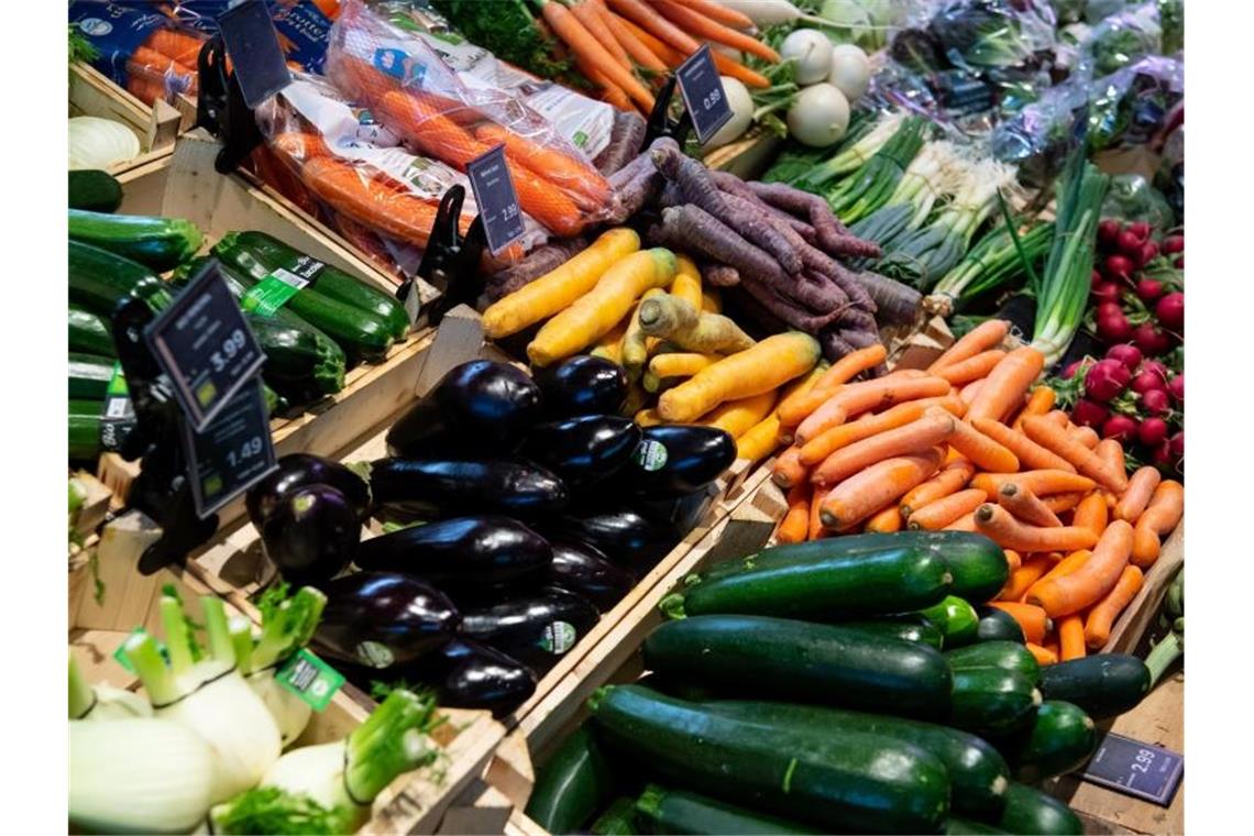 Bio-Gemüse in einem Supermarktregal. Das Thema Nachhaltigkeit wird beim Einkauf immer wichtiger. Foto: Sven Hoppe/dpa