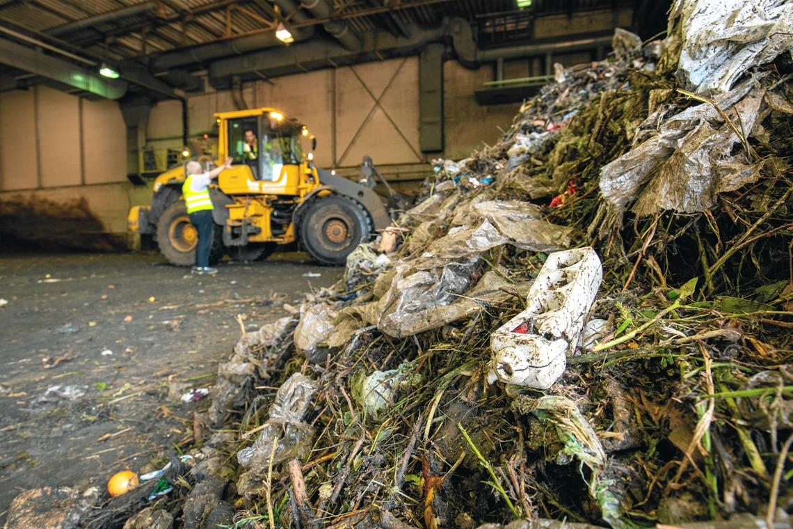 Biomüll mit Massen von Störstoffen: Abfallchef Gerald Balthasar (im Hintergrund am Radlader) will das Problem jetzt mit einer mehrwöchigen Kampagne angehen. Denn Kunststoffteile, Folien, Glas und Metall stören den Vergärungsprozess und die Verarbeitung zu Kompost. Foto: A. Becher