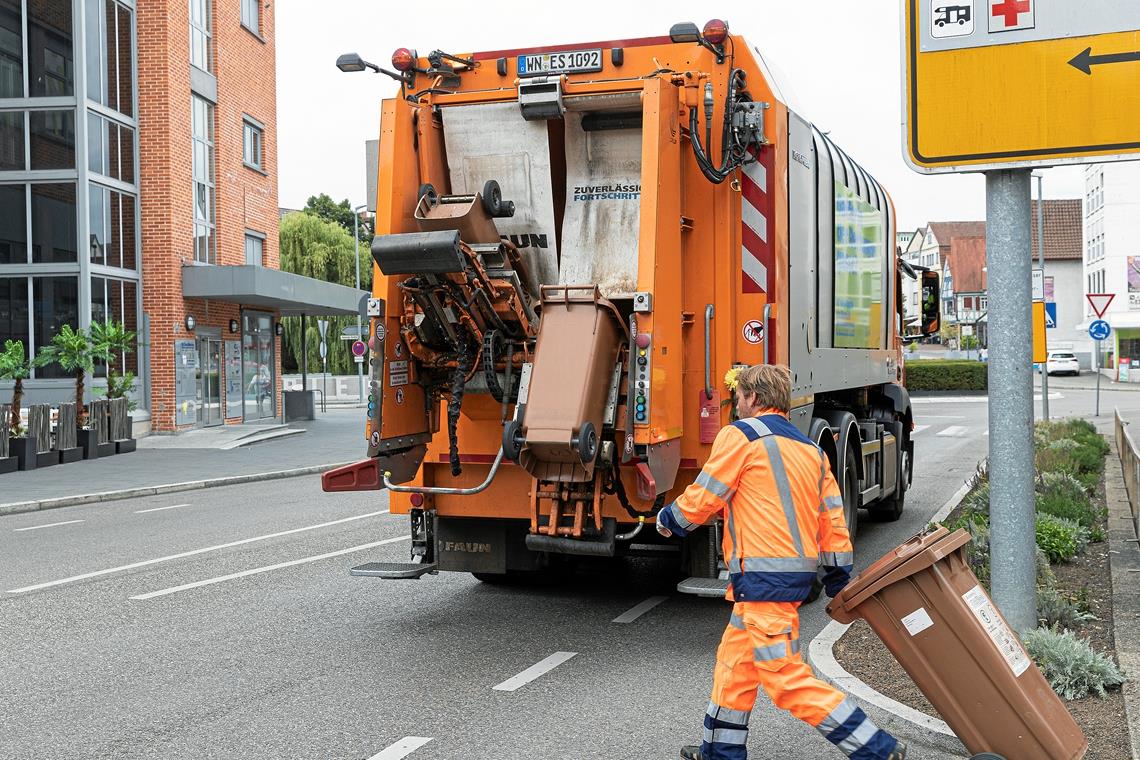 Biomülltonnen, in denen Plastiktüten zu sehen sind, lässt Müllwerker Michael Gruber stehen. Die Rote-Karte-Aktion dauert noch bis zum 18. September.