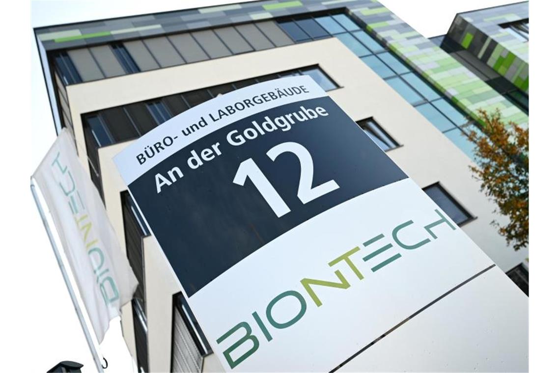 Hacker erbeuten Impfstoff-Daten bei Cyberangriff Biontech, genauso wie Pfizer, betont, dass ihre Systeme nicht angegriffen worden sind. Foto: Arne Dedert/dpa