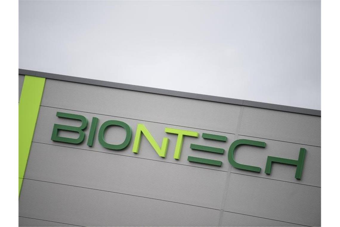 Biontech-Schriftzug auf der Fassade eines Firmengebäudes in Mainz. Foto: Boris Roessler/dpa