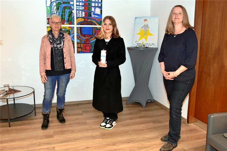 Birgit Ekert (links), ehrenamtliche Mitarbeiterin bei Sternentraum, und Kirsten Allgayer (rechts), Leiterin und Koordinatorin des Hospizdiensts, begleiten Katja Guilliard, Teilnehmerin der Jugendtrauergruppe, schon seit mehreren Jahren.  Fotos: T. Sellmaier 
