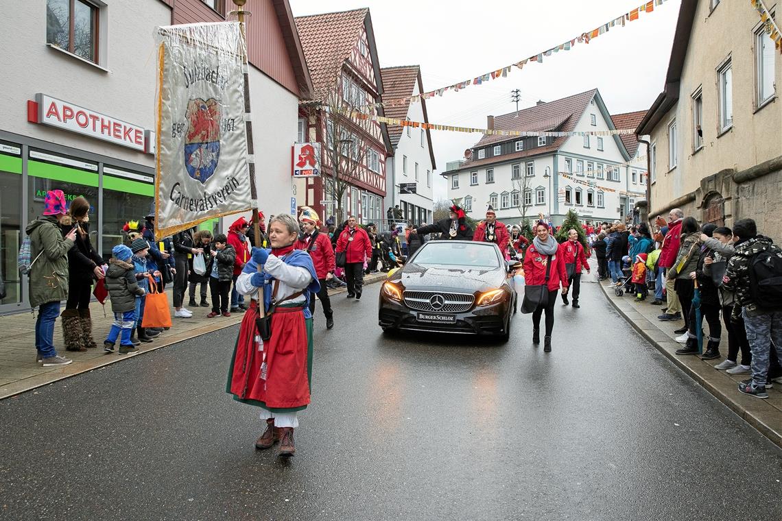 Birgit Kollak (vorne, mit Fahne) trug am Dienstag die Standarte des Sulzbacher Carnevalsvereins. Im Cabrio unterwegs war wieder Sulzbachs Bürgermeister Dieter Zahn. Fotos: J. Fiedler