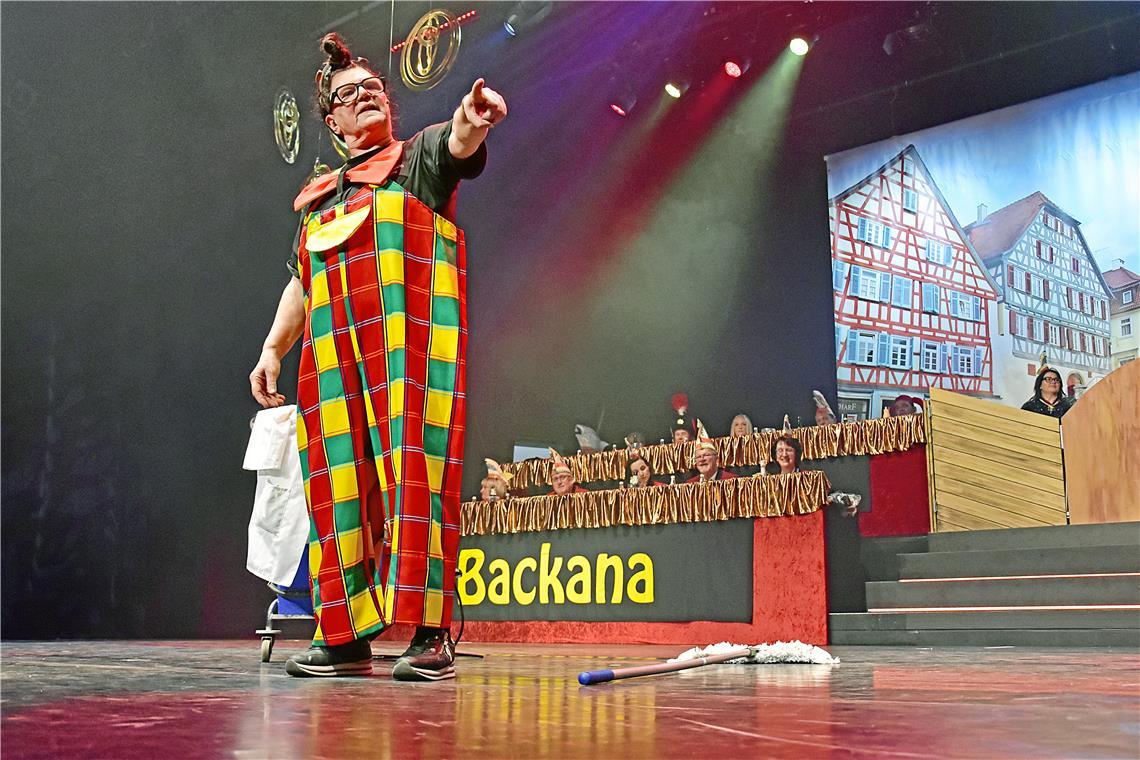 Birgit Pfeiffer als Putzfrau Elsbeth Gscheidle ruft: "Herr schmeiß Hirn rah, ode...