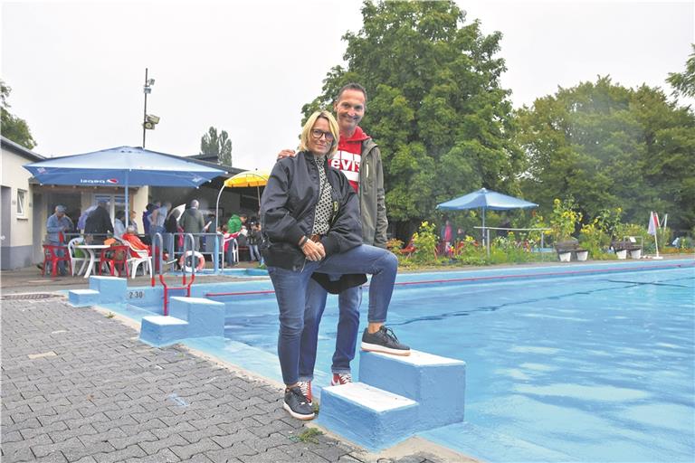 Birgit und Ralf Kitzberger aus Burgstetten nehmen ein Stück Erinnerung ans Bädle mit: Sie haben einen Startblock für 40 Euro ersteigert und werden dieses Andenken in den Garten stellen.