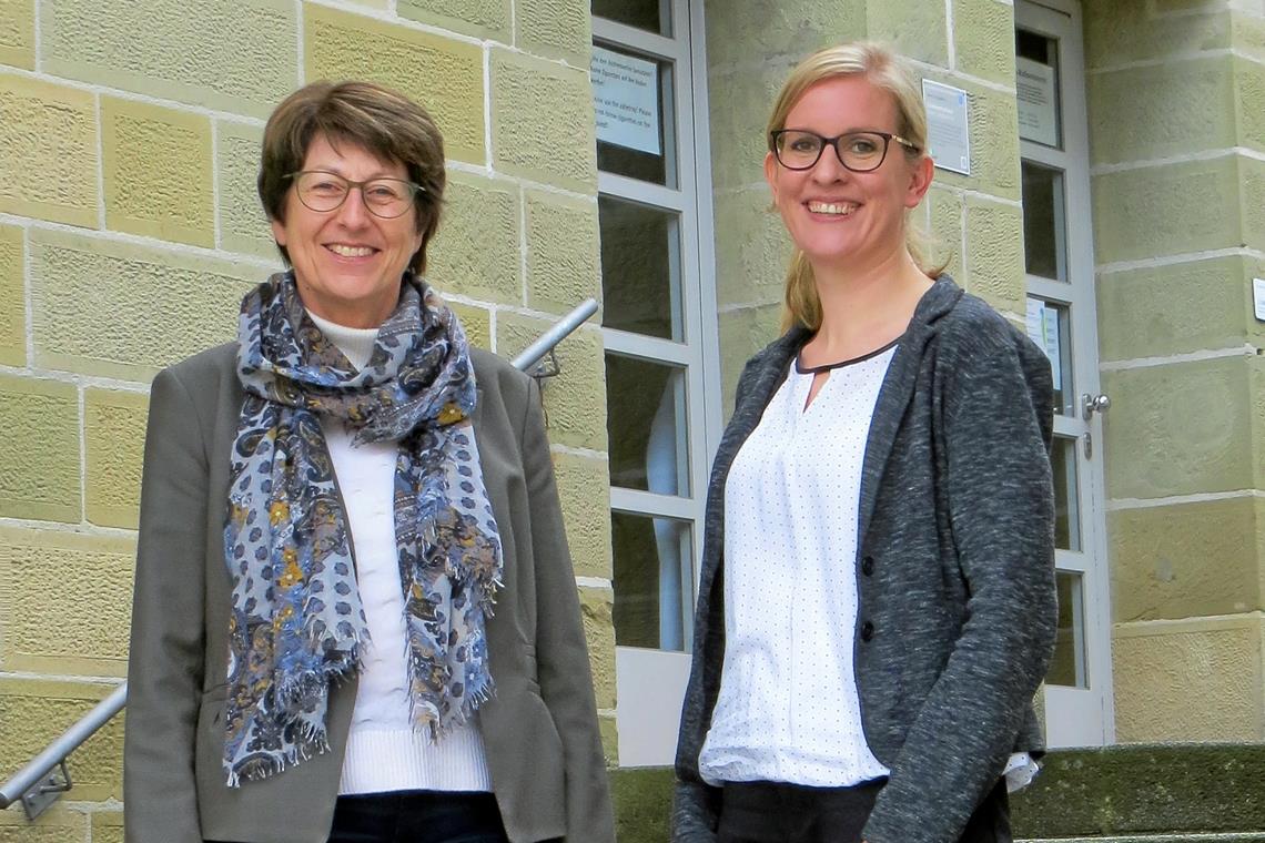Abschied und Neuanfang bei der VHS Murrhardt Birgit Wolf (links) hat die Volkshochschule im Murrhardter Grabenschulhaus seit 2008 geleitet und kontinuierlich weiterentwickelt. Nun gibt sie den Stab an Kristina Mall (rechts) weiter, die sich sehr auf die Arbeit freut. Foto: Christine Schick