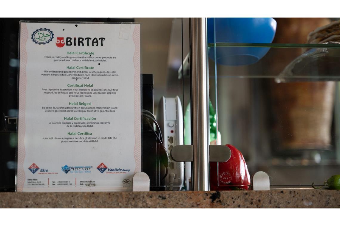 Birtat liefert europaweit – mit zertifiziertem Fleisch. Produziert werden die Drehspieße unter harten Bedingungen. (Archivbild)