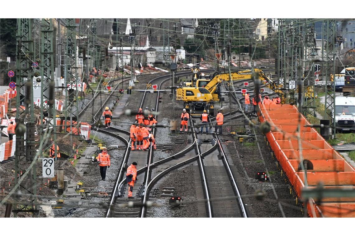 Bahn erneut mit Milliardenverlust Bis 2030 sollen mehr als 40 wichtige Strecken grundlegend saniert werden - wie hier der Korridor zwischen Mannheim und Frankfurt. (Archivbild)