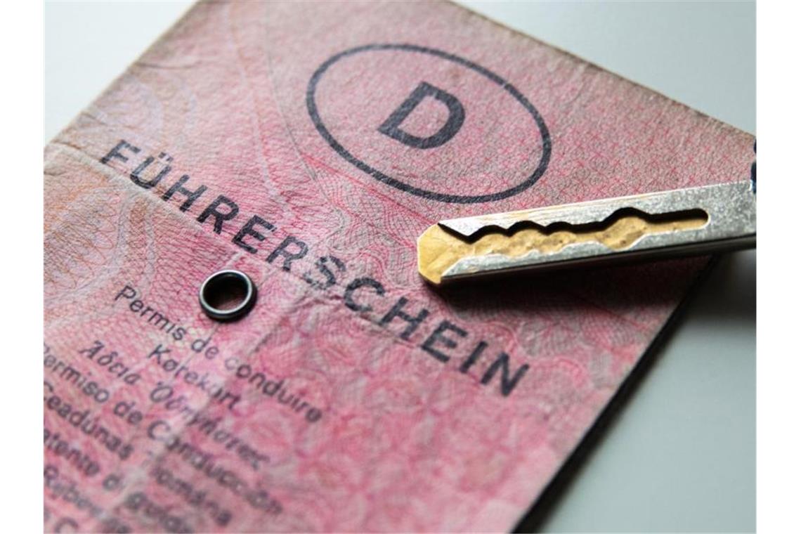 Bis 2033 müssen Millionen Führerscheine umgetauscht werden, damit sie fälschungssicherer sind. Foto: Demy Becker/dpa