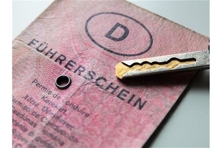 Bis 2033 müssen Millionen Führerscheine umgetauscht werden, damit sie fälschungssicherer sind. Foto: Demy Becker/dpa