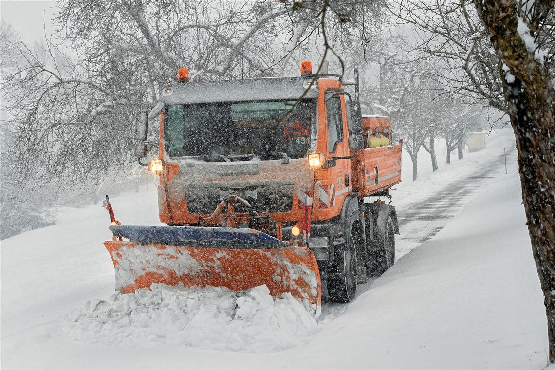 Bis alle Wege geräumt sind, braucht es Stunden. Die Mitarbeiter sind daher immer zu zweit im Fahrzeug und können sich abwechseln. Fotos: J. Fiedler