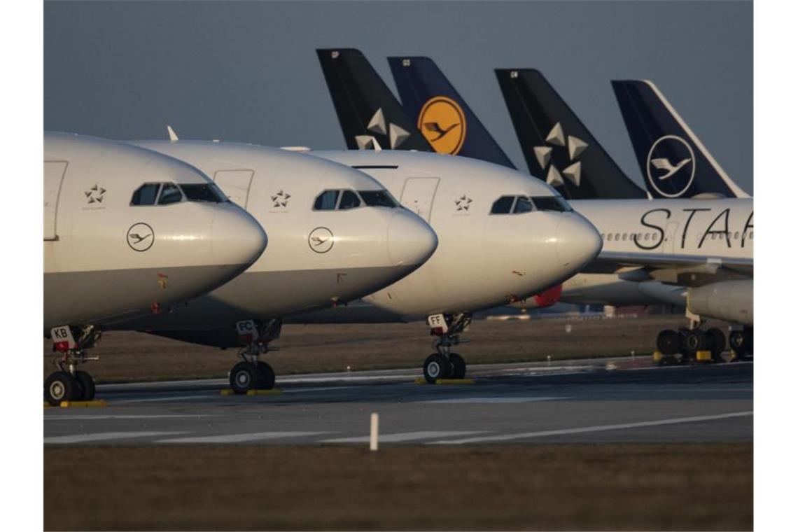 Bis auf weiteres außer Dienst gestellte Passagiermaschinen der Lufthansa auf der Landebahn Nordwest am Flughafen Frankfurt/Main. Foto: Boris Roessler/dpa