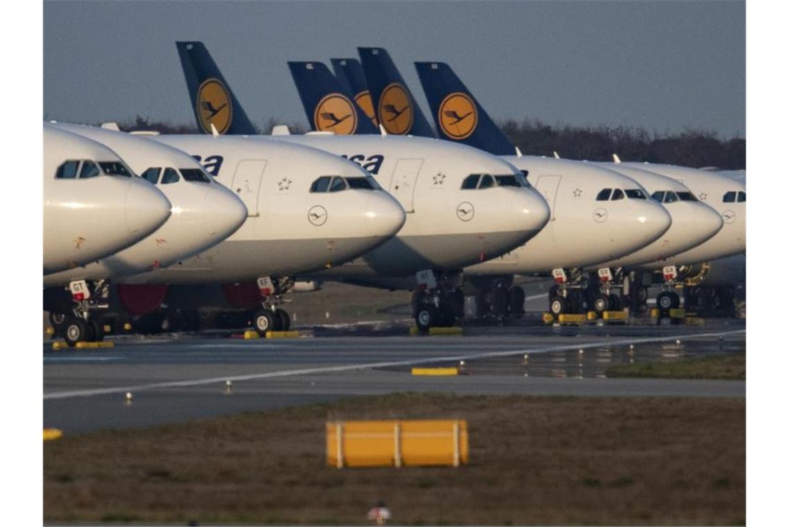 Bis auf weiteres außer Dienst gestellten Passagiermaschinen der Lufthansa sind auf der Landebahn Nordwest am Frankfurter Flughafen geparkt. Foto: Boris Roessler/dpa