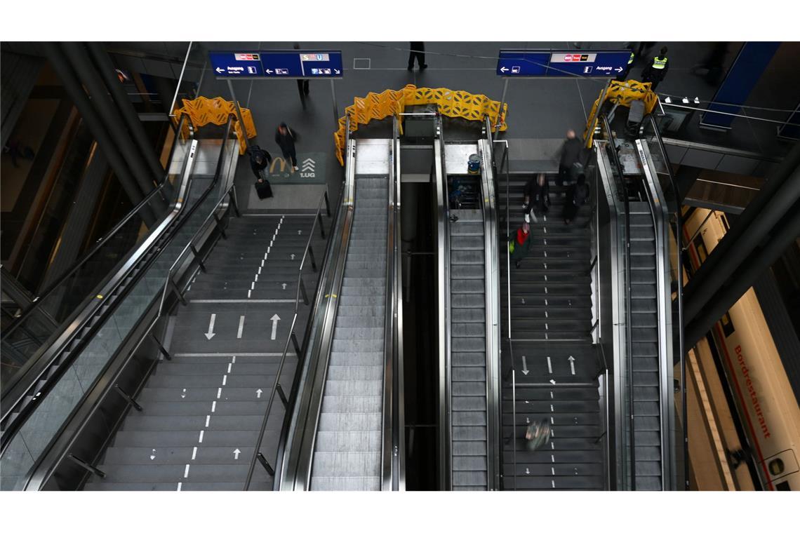 Bis auf weiteres gesperrt: 42 von 54 Rolltreppen im Berliner Hauptbahnhof. (Archivbild)
