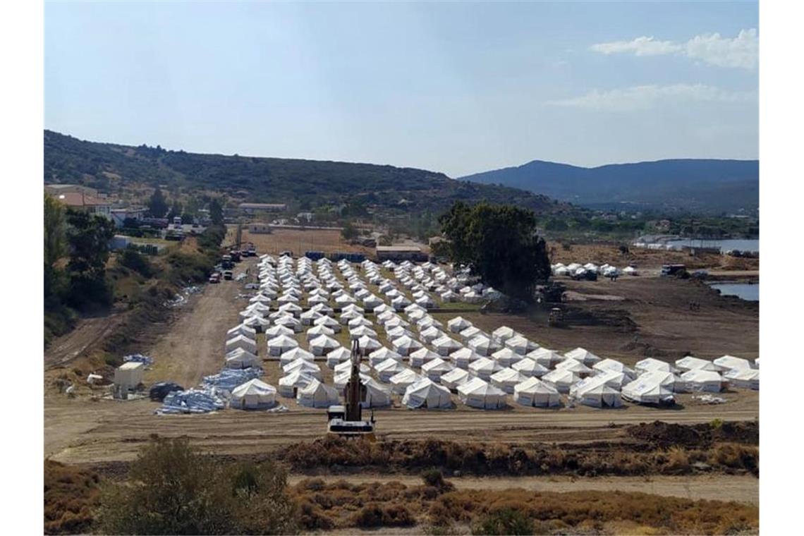 Moria: SPD will Aufnahme „hoher vierstelliger“ Migrantenzahl Bis auf Weiteres soll ein Großteil der Migranten auf Lesbos in neuen Zelten untergebracht werden. Foto: -/Migrationsministerium/dpa