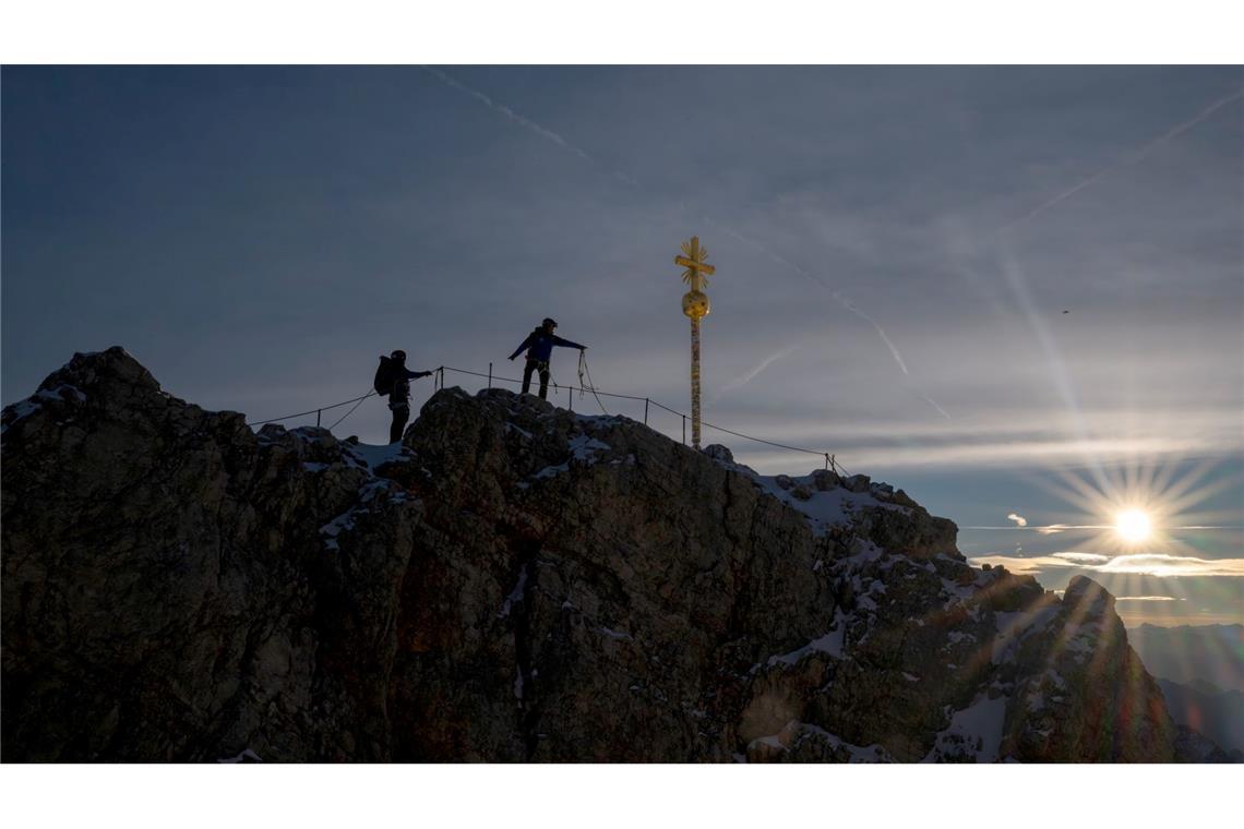 Bis das Kreuz zurückkehrt, wird der Gipfel der Zugspitze einen ungewohnten Anblick bieten.